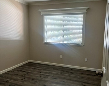 1464 Camelot Drive - Photo Thumbnail 9