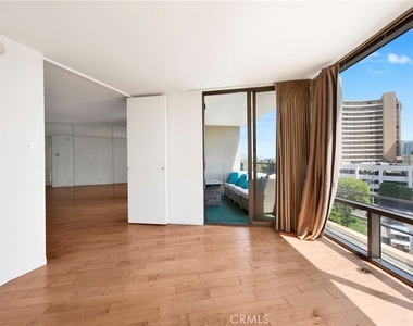 4314 Marina City Drive - Photo Thumbnail 8