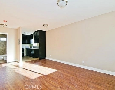 620 1/2 W 59th Place - Photo Thumbnail 4