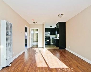 620 1/2 W 59th Place - Photo Thumbnail 3
