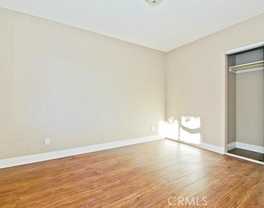 620 1/2 W 59th Place - Photo Thumbnail 1
