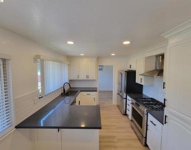 2210 Sierra Court - Photo Thumbnail 6