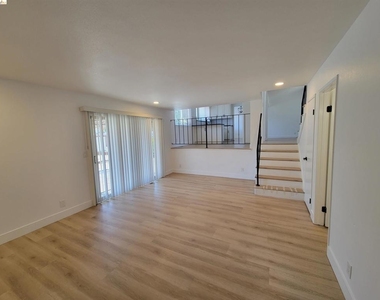2210 Sierra Court - Photo Thumbnail 9