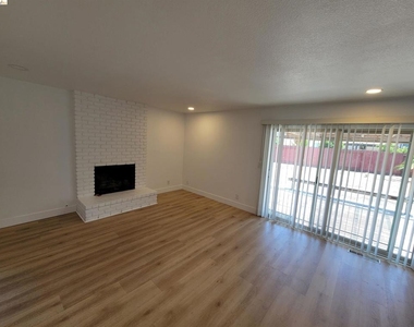 2210 Sierra Court - Photo Thumbnail 8
