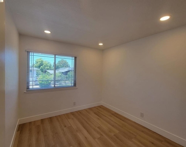 2210 Sierra Court - Photo Thumbnail 12