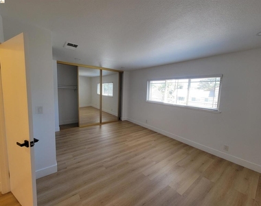 2210 Sierra Court - Photo Thumbnail 20