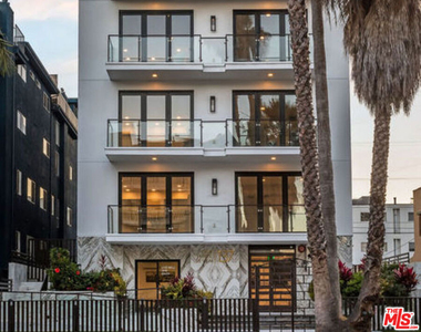 137 N Doheny Drive - Photo Thumbnail 1