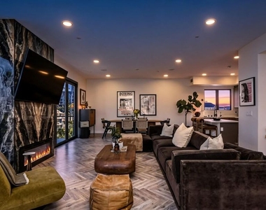 137 N Doheny Drive - Photo Thumbnail 10