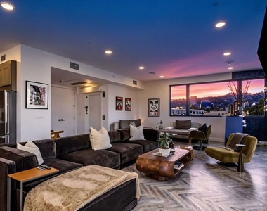 137 N Doheny Drive - Photo Thumbnail 6