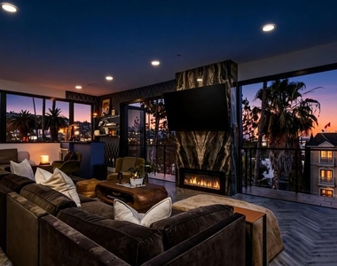 137 N Doheny Drive - Photo Thumbnail 9