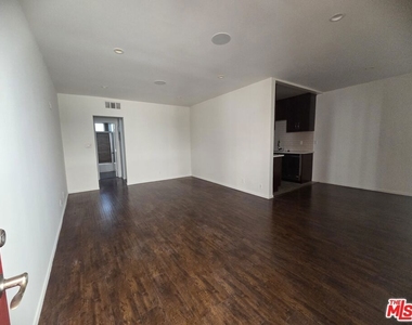 5831 Carlton Way - Photo Thumbnail 6