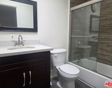 5831 Carlton Way - Photo Thumbnail 4