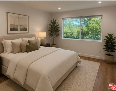 5638 Woodman Avenue - Photo Thumbnail 8