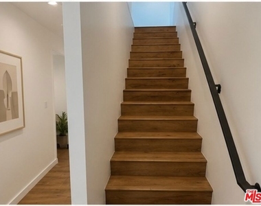 5638 Woodman Avenue - Photo Thumbnail 3