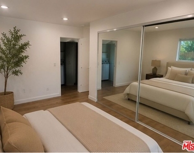 5638 Woodman Avenue - Photo Thumbnail 5