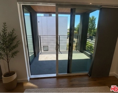 5638 Woodman Avenue - Photo Thumbnail 7