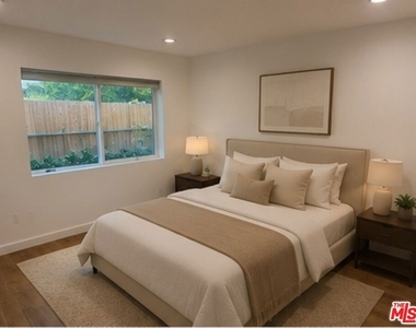 5638 Woodman Avenue - Photo Thumbnail 4