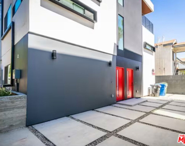 5638 Woodman Avenue - Photo Thumbnail 2