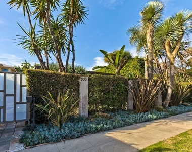 609 N Doheny Drive - Photo Thumbnail 8