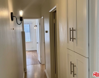 944 Havenhurst Drive - Photo Thumbnail 10