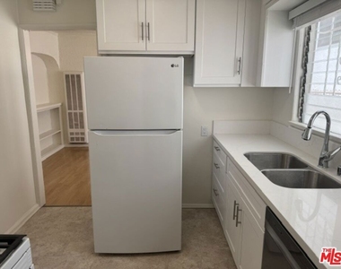 944 Havenhurst Drive - Photo Thumbnail 8
