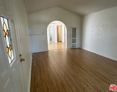 944 Havenhurst Drive - Photo Thumbnail 1