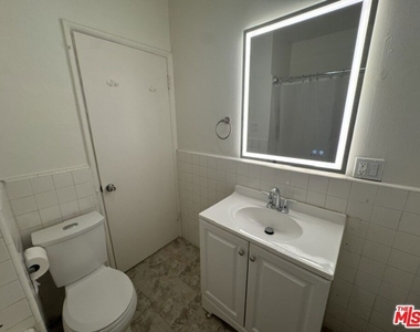 944 Havenhurst Drive - Photo Thumbnail 12
