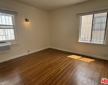 944 Havenhurst Drive - Photo Thumbnail 13