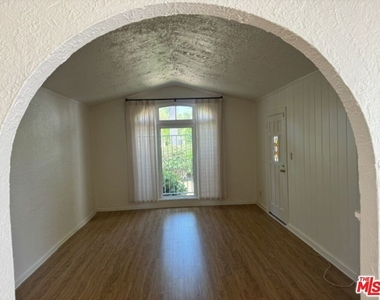 944 Havenhurst Drive - Photo Thumbnail 2