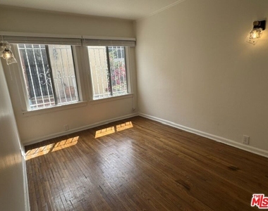 944 Havenhurst Drive - Photo Thumbnail 14