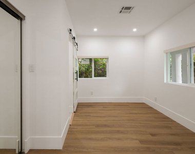 5729 Carlton Way - Photo Thumbnail 9