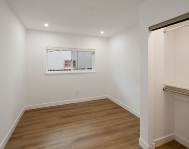 5729 Carlton Way - Photo Thumbnail 14