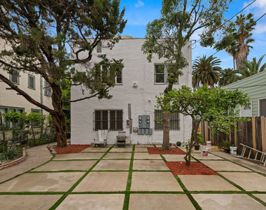 5729 Carlton Way - Photo Thumbnail 16