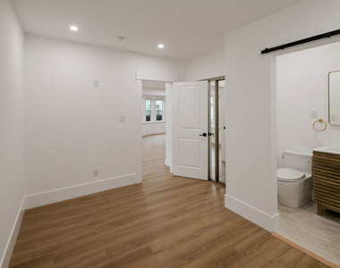 5729 Carlton Way - Photo Thumbnail 8