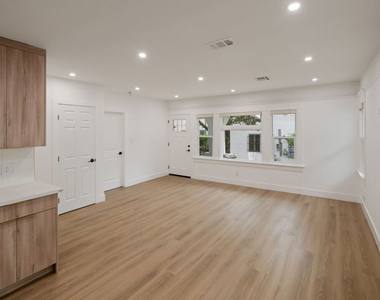 5729 Carlton Way - Photo Thumbnail 7