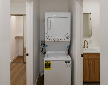 5729 Carlton Way - Photo Thumbnail 15