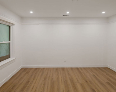 5729 Carlton Way - Photo Thumbnail 12
