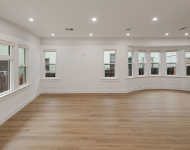 5729 Carlton Way - Photo Thumbnail 3