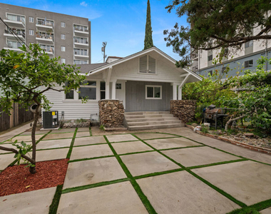 5729 Carlton Way - Photo Thumbnail 17