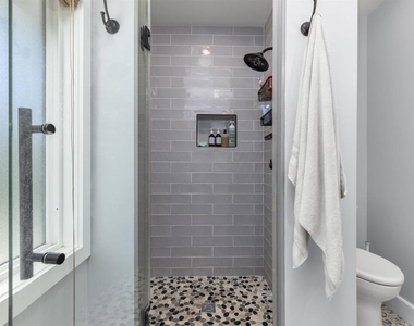 2416 Oxford Avenue - Photo Thumbnail 19