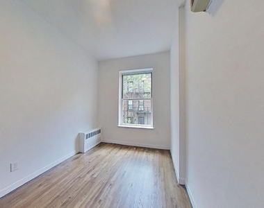 East 85th Street - Photo Thumbnail 4