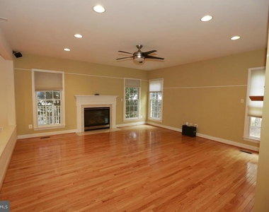 2339 Sandburg Street - Photo Thumbnail 8