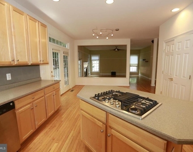 2339 Sandburg Street - Photo Thumbnail 7