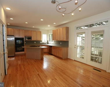 2339 Sandburg Street - Photo Thumbnail 5