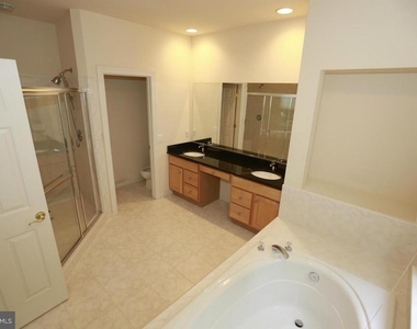 2339 Sandburg Street - Photo Thumbnail 14