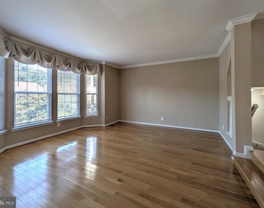 8933 Royal Astor Way - Photo Thumbnail 27