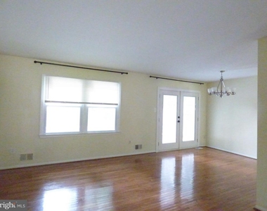 9715 Aspen Hollow Way - Photo Thumbnail 7