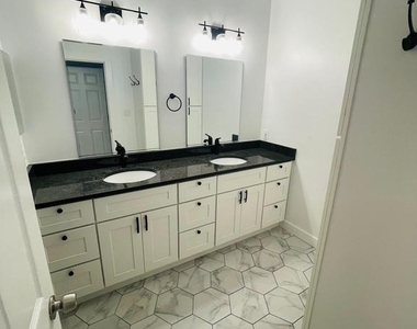 2665 Manhattan Place - Photo Thumbnail 18