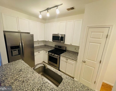 2665 Manhattan Place - Photo Thumbnail 3
