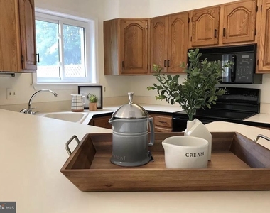 8043 Merry Oaks Court - Photo Thumbnail 7